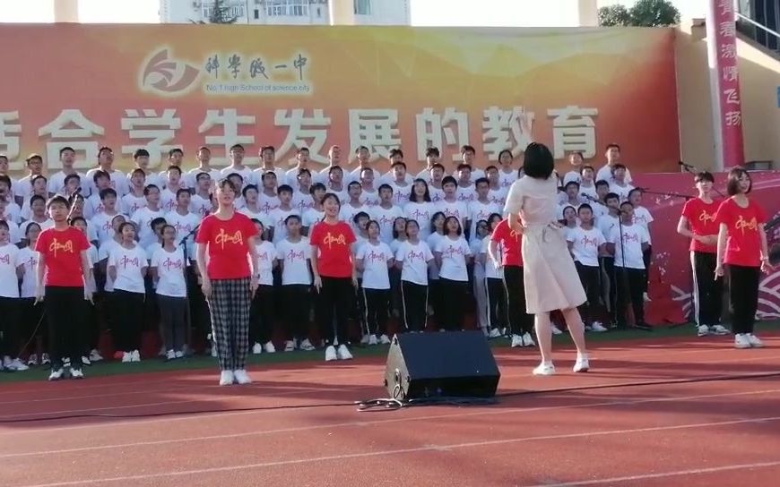 [图]学校举行的祖国颂歌唱活动。（我也在里面）