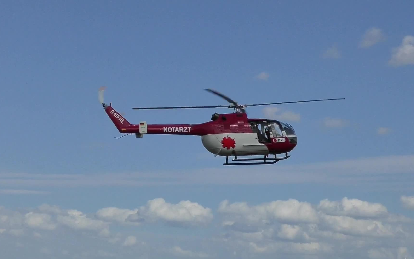 【航模】【直升机】大型涡轴像真直升机 bo-105 飞行表演_哔哩哔哩