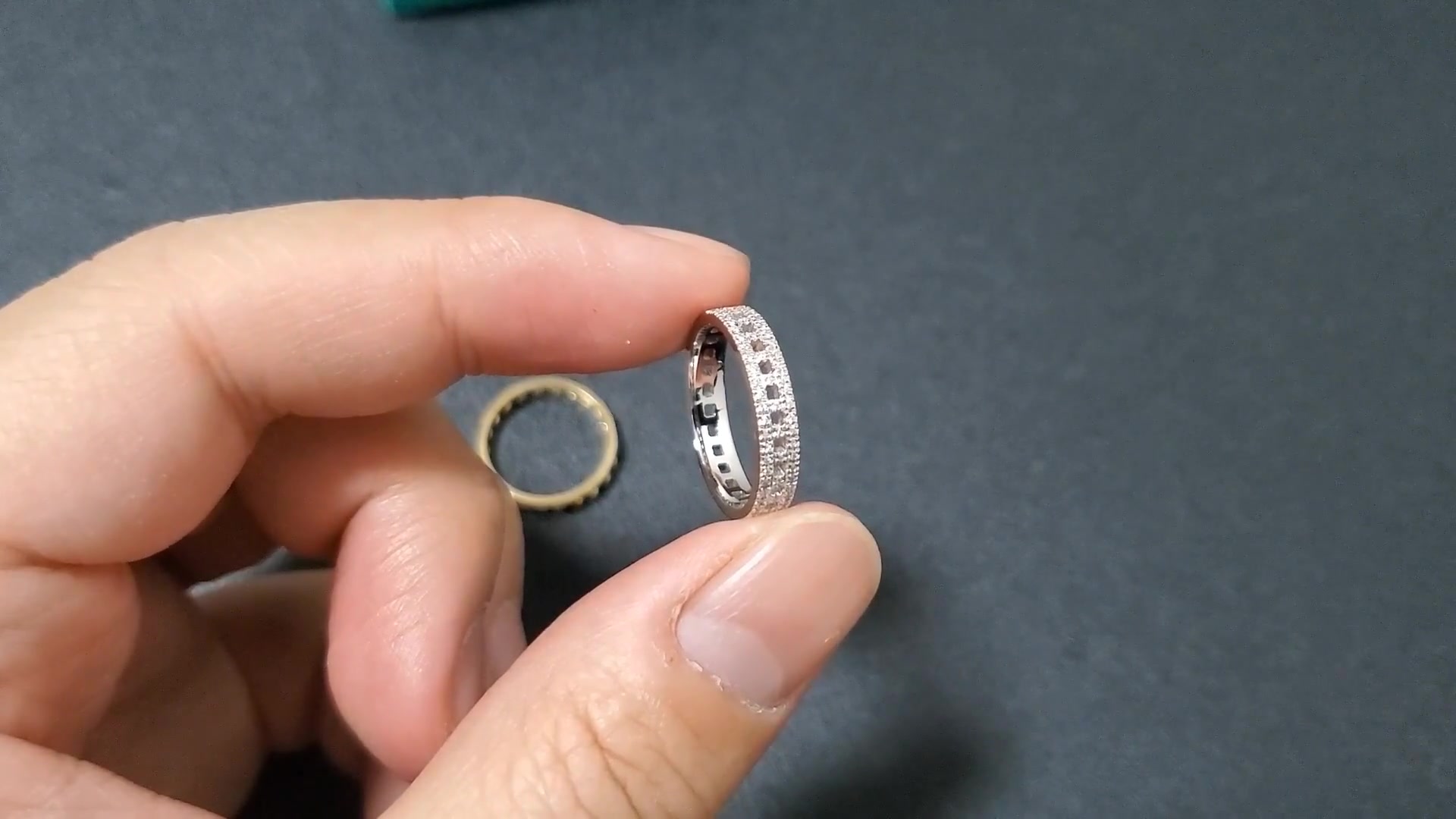 蒂芙尼窄版true戒指重量在3克左右,颜色分18k玫瑰金白金黄金,谈一谈