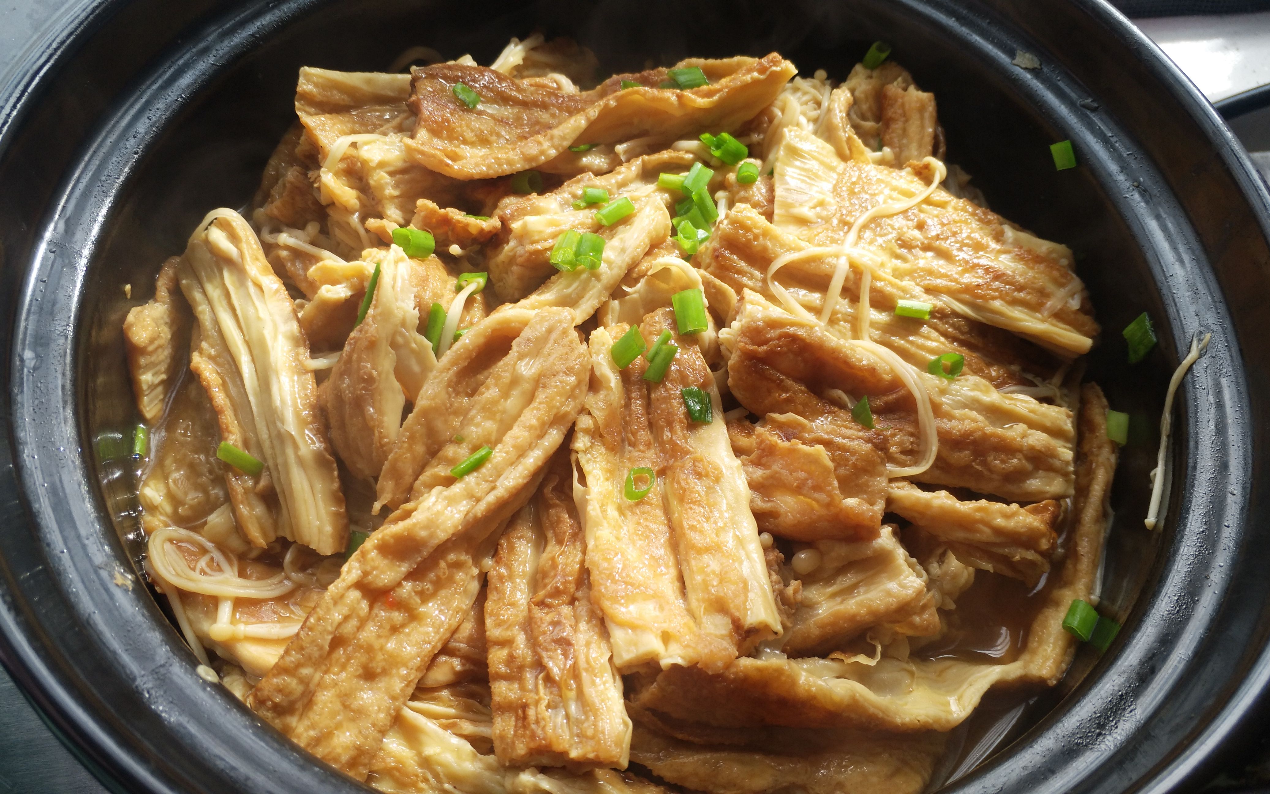 活动  冬天整一锅热腾腾腐竹金针菇煲,吃上一口就放不下筷子,汁香下饭