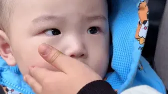 在楼下散步遇到了很可爱的韩国妹宝，特别喜欢宝宝。被萌得不知天地为何物只剩姨母笑了，孩子的世界真的好单纯