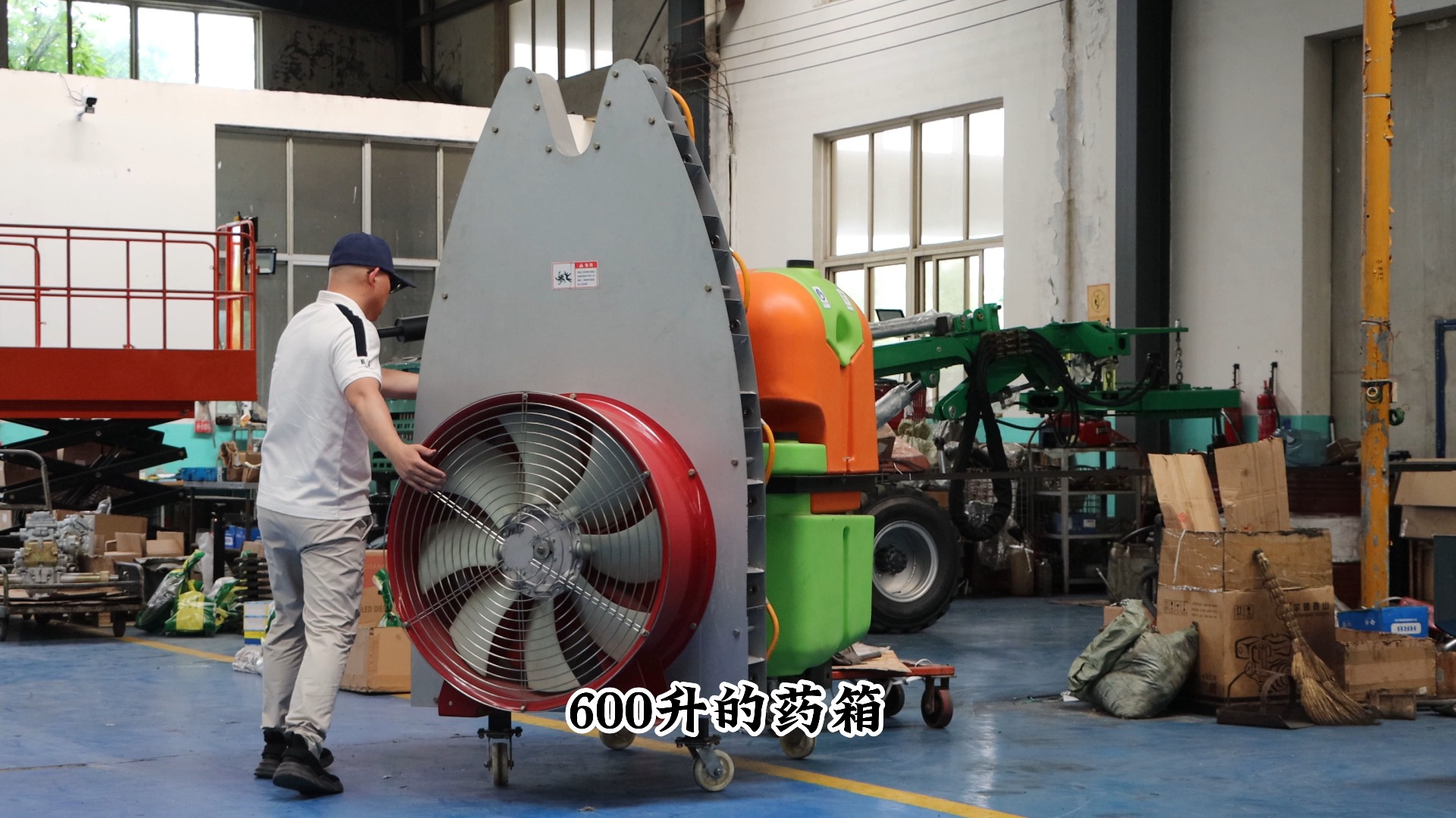 带你体验进口版本拖拉悬挂式风塔风送打药机配置讲解