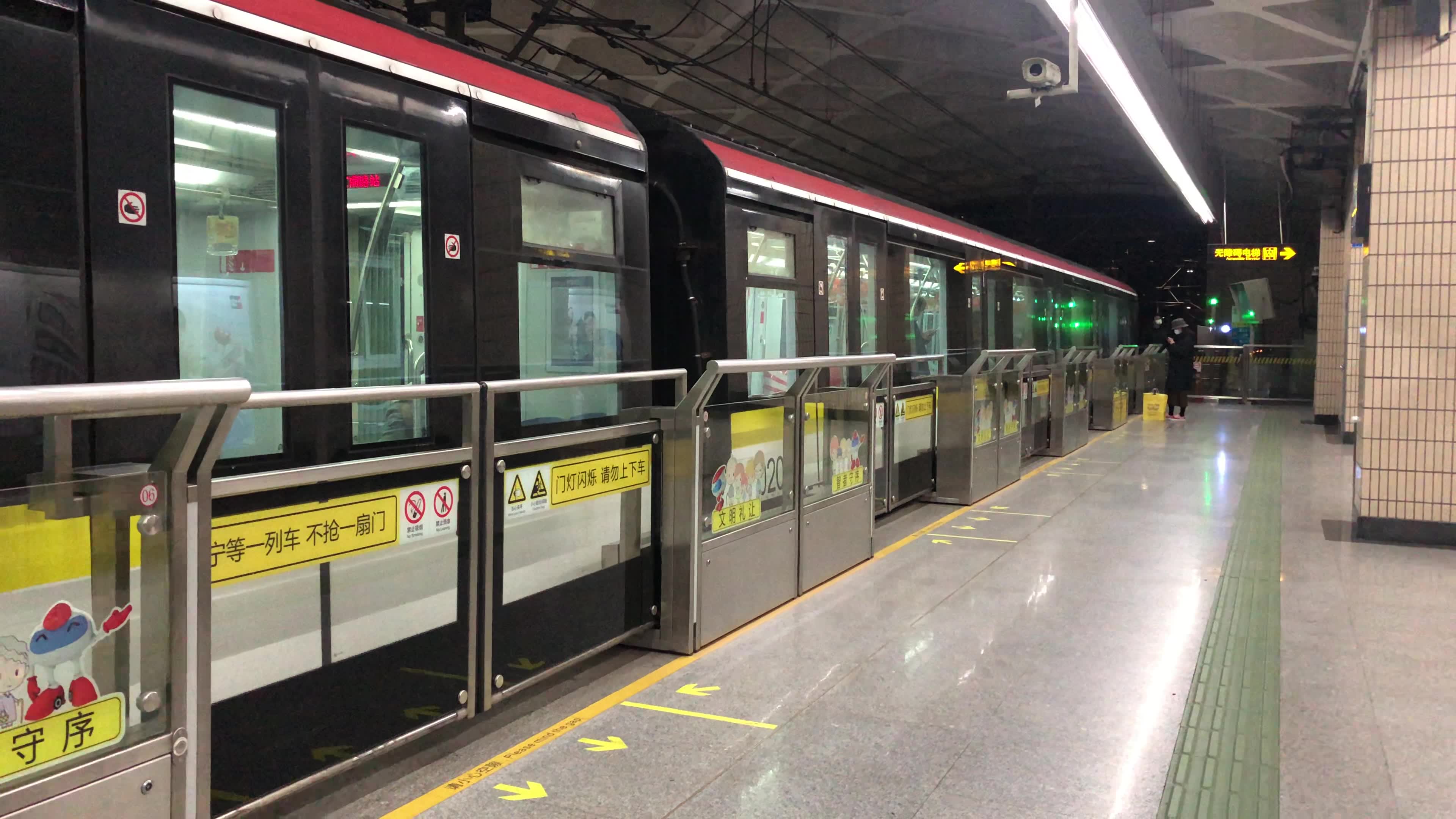 0301号车龙漕路往长江南路方向出站