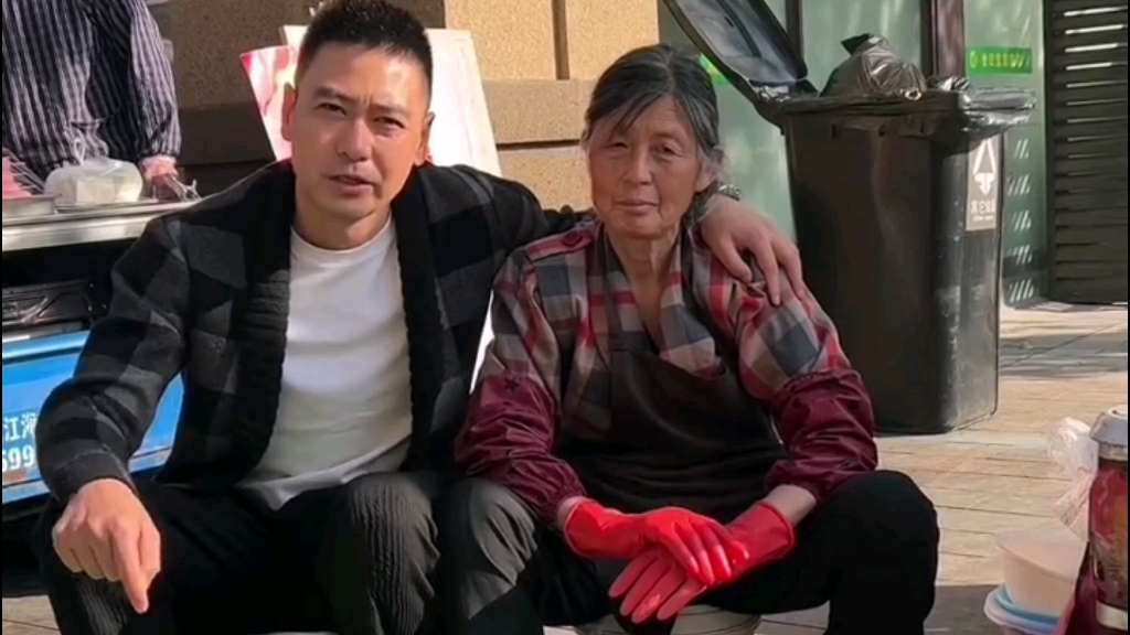 演员李飞帮妈妈卖鱼后续来了:原本衣食无忧的妈妈为何还要去卖鱼赚钱?