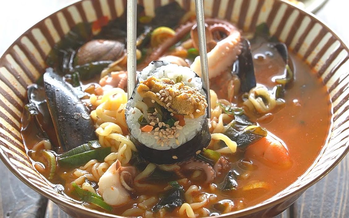 韩国街头美食 ~ 寿司海鲜面