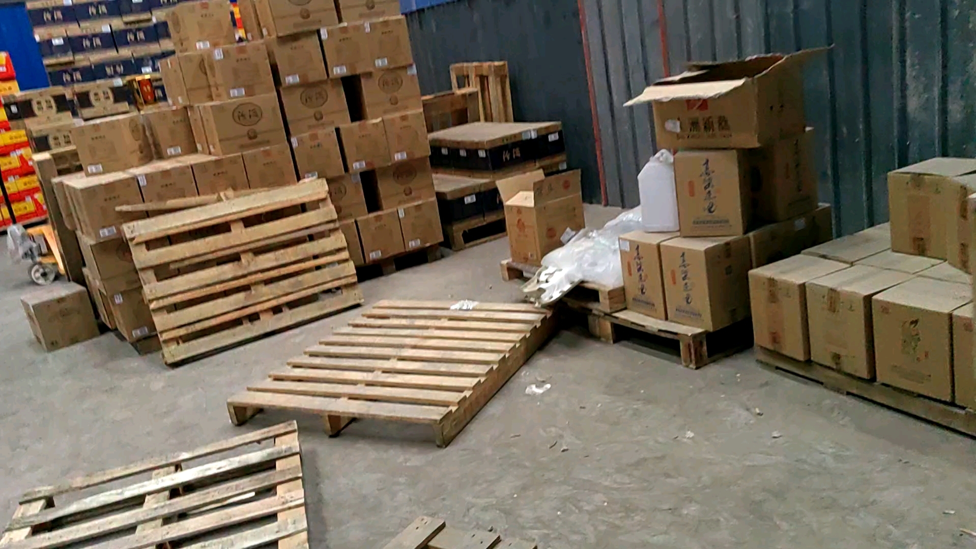 库房漏水了,房东给补偿不?一箱酒2000