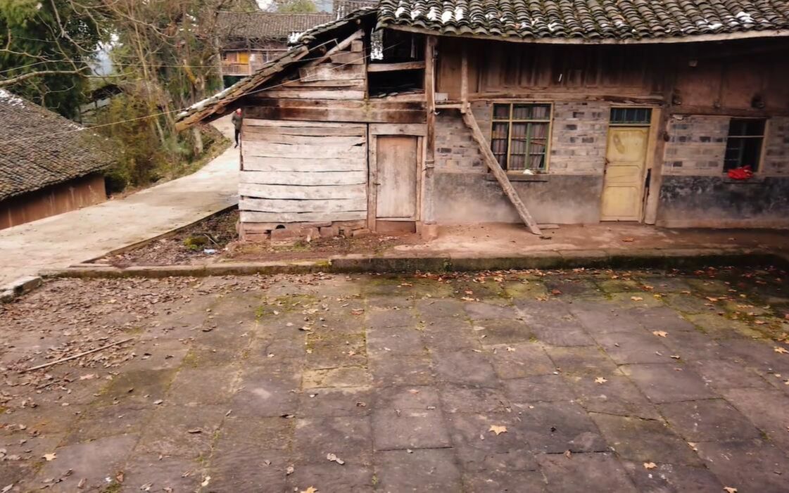 活動 實拍四川大山上的農村,石頭鋪的院壩好古樸,水泥公路通到家門口