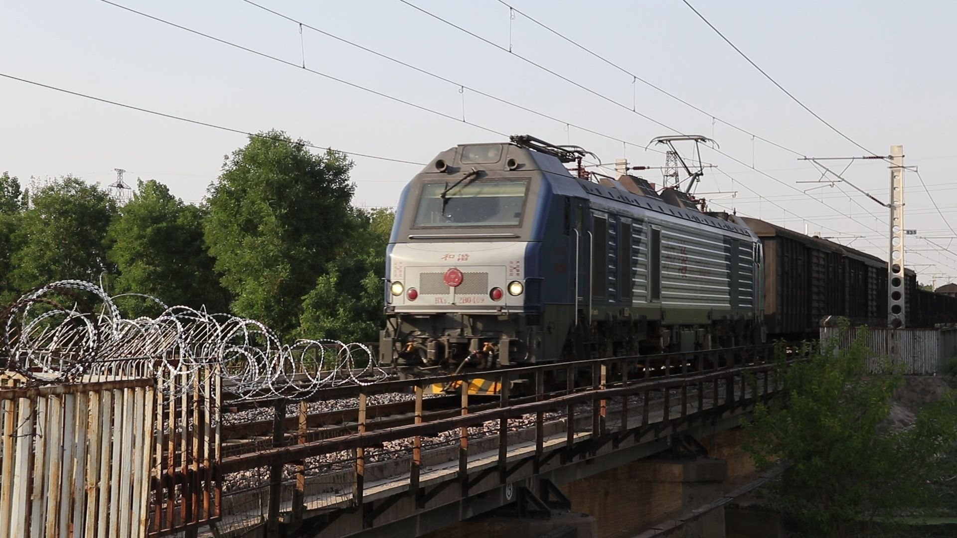 大车友好鸣笛?京局邯段hxd2b-0409牵引货列混编通过京广线保定北堤