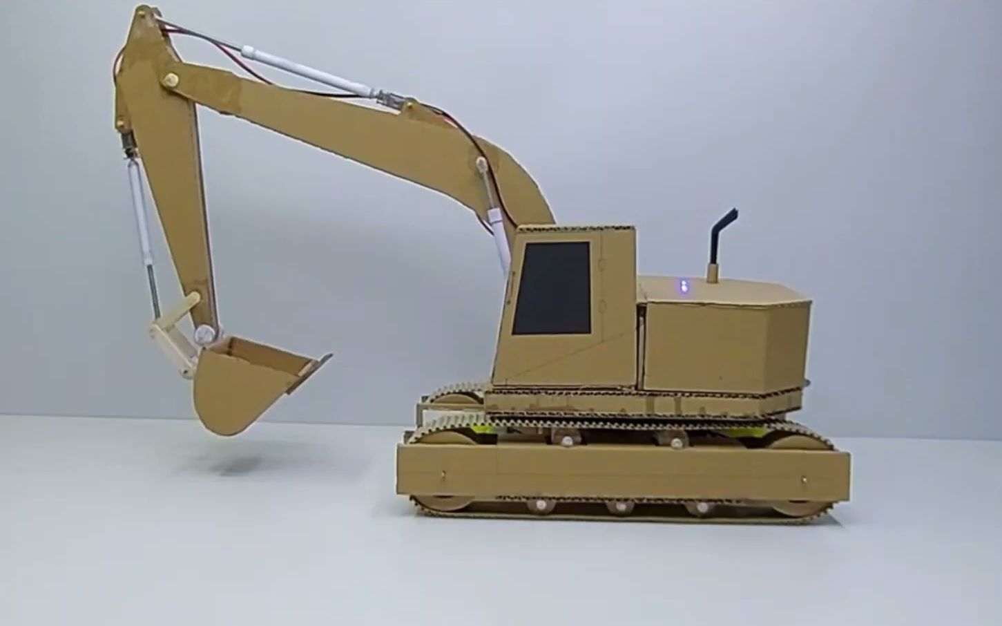 用纸板做一个rc遥控挖掘机教程,你学会了吗?_哔哩哔哩_bilibili