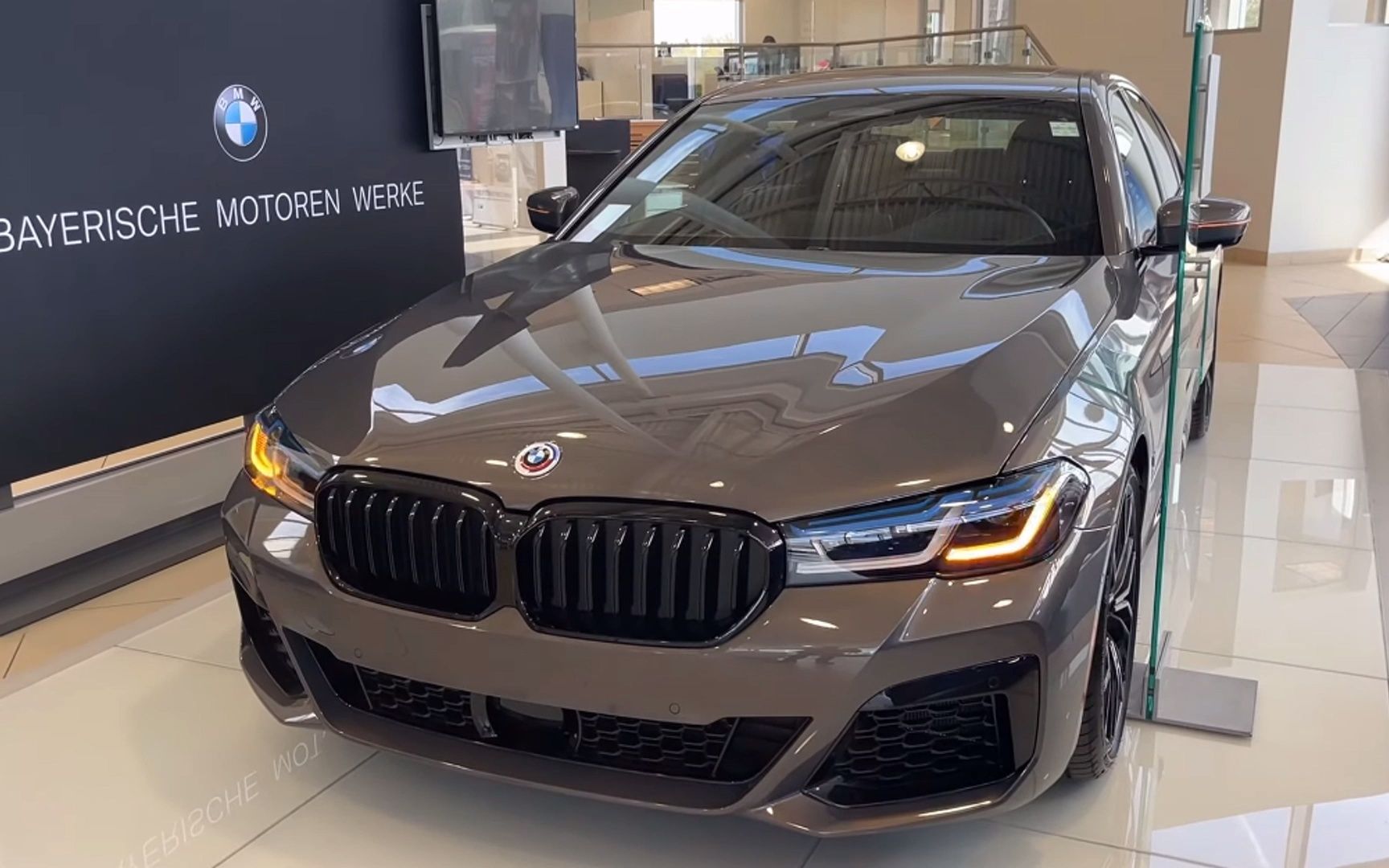 这台宝马5系并非路上能容易见到的,550i马力大不在话下,它的价格都能