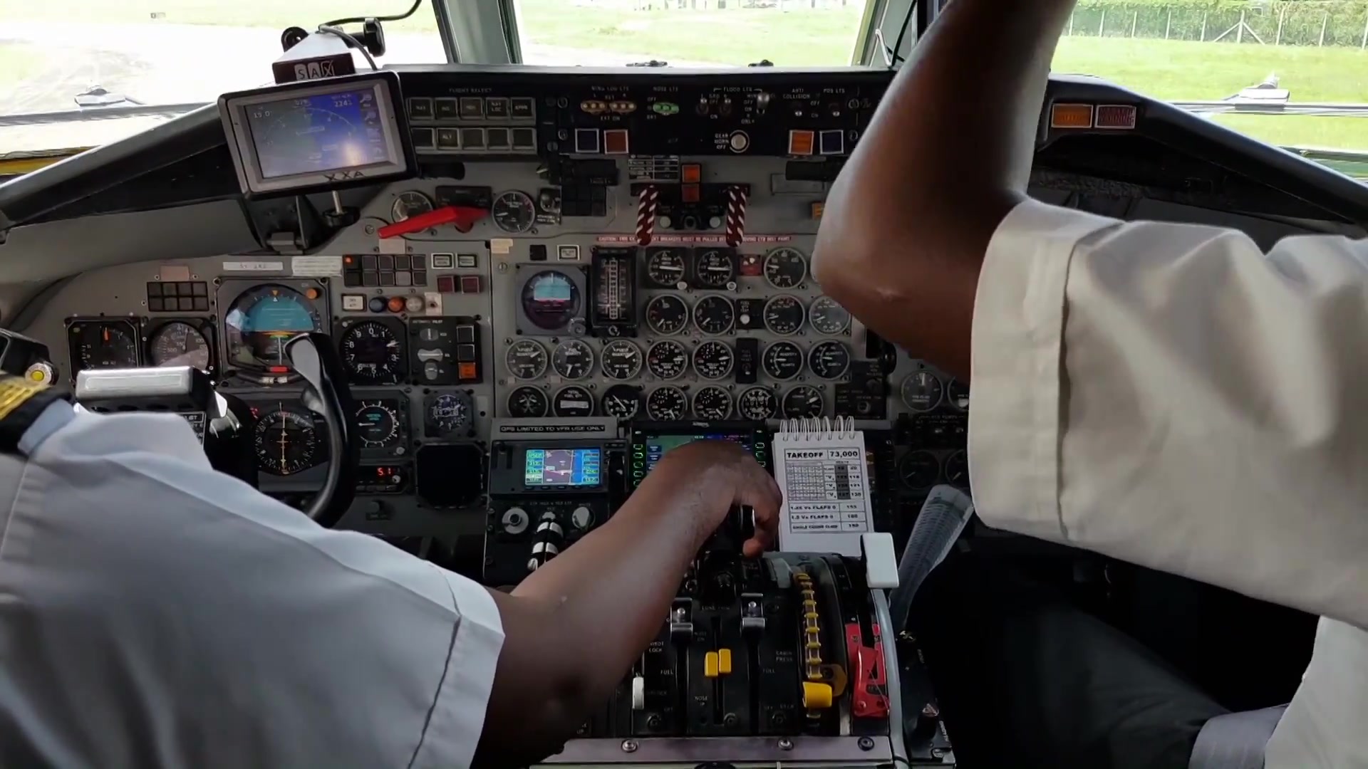 东非航空速运dc-9肯尼亚蒙巴萨莫伊国际机场起飞--驾驶舱视角-游影