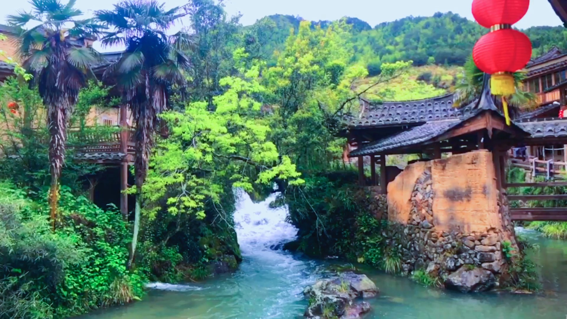雨后,在古村的溪水边.