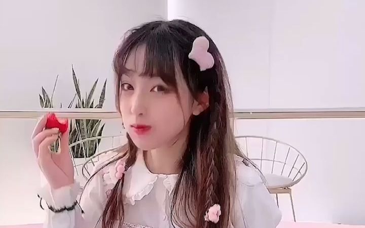 草莓朵朵我说我想吃草莓我就有草莓吃我开心不是因为我有草莓吃而是