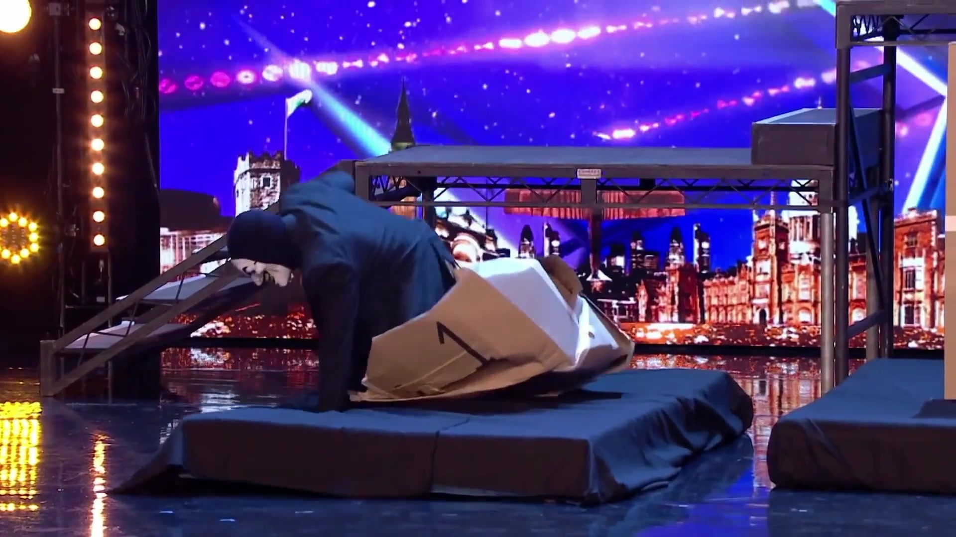 揭秘_英国达人秀致命的魔术!表演一场赚20万美金