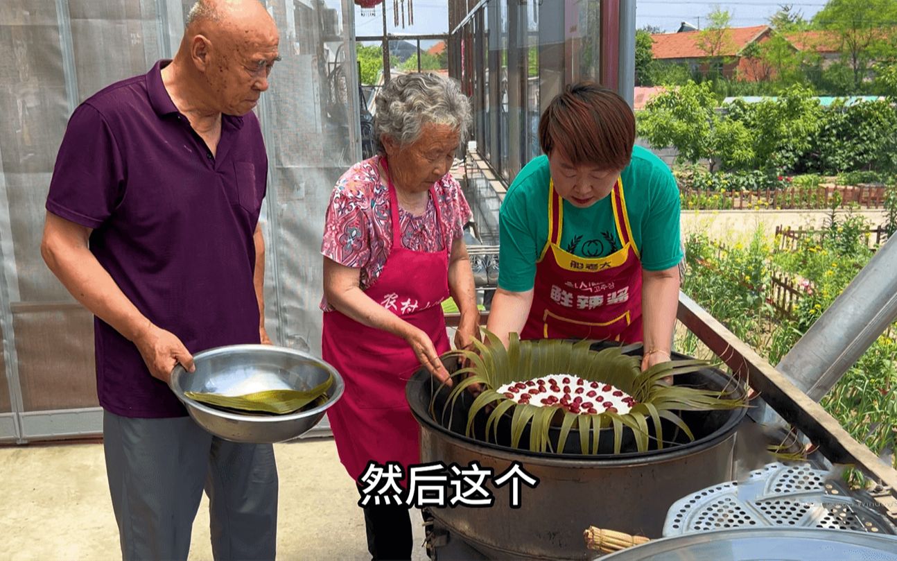 农家小院花都开了真好看,媳妇用芦苇叶蒸糯米糕,这能好吃吗?哔哩哔哩bilibili