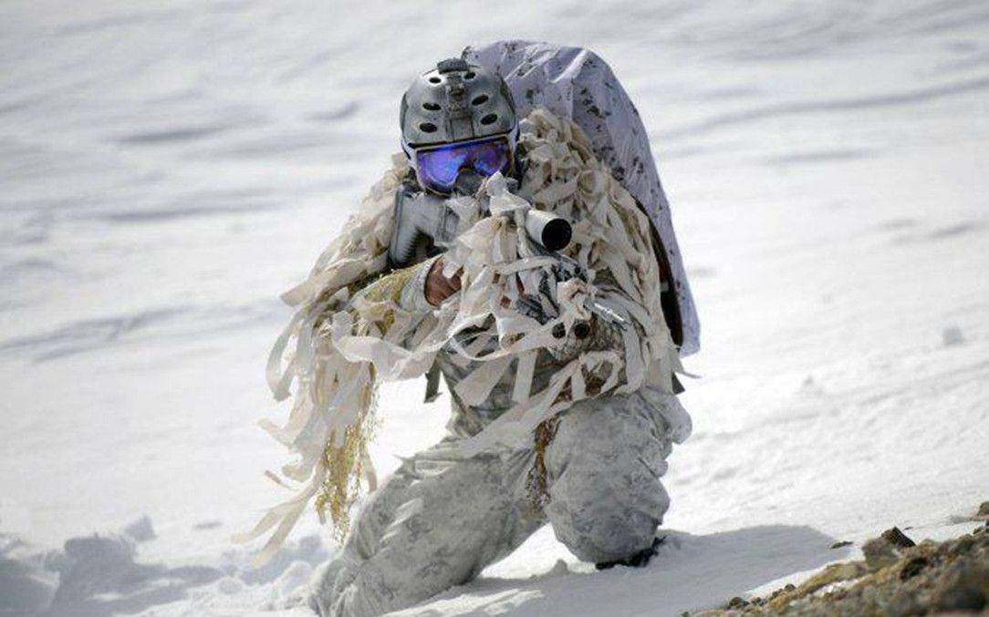 【狙击手】超精彩的雪地狙击战,丝袜哥神伪装单挑三个吉利服伏地魔