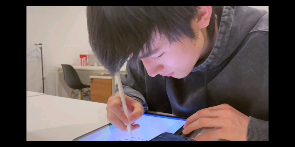 【宋亚轩】念念碎认真写字的轩轩,