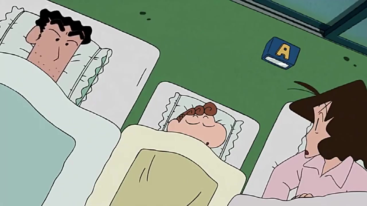 中日动漫比拼,蜡笔小新:小新第一次自己一个人睡觉,被天花板的花纹吓