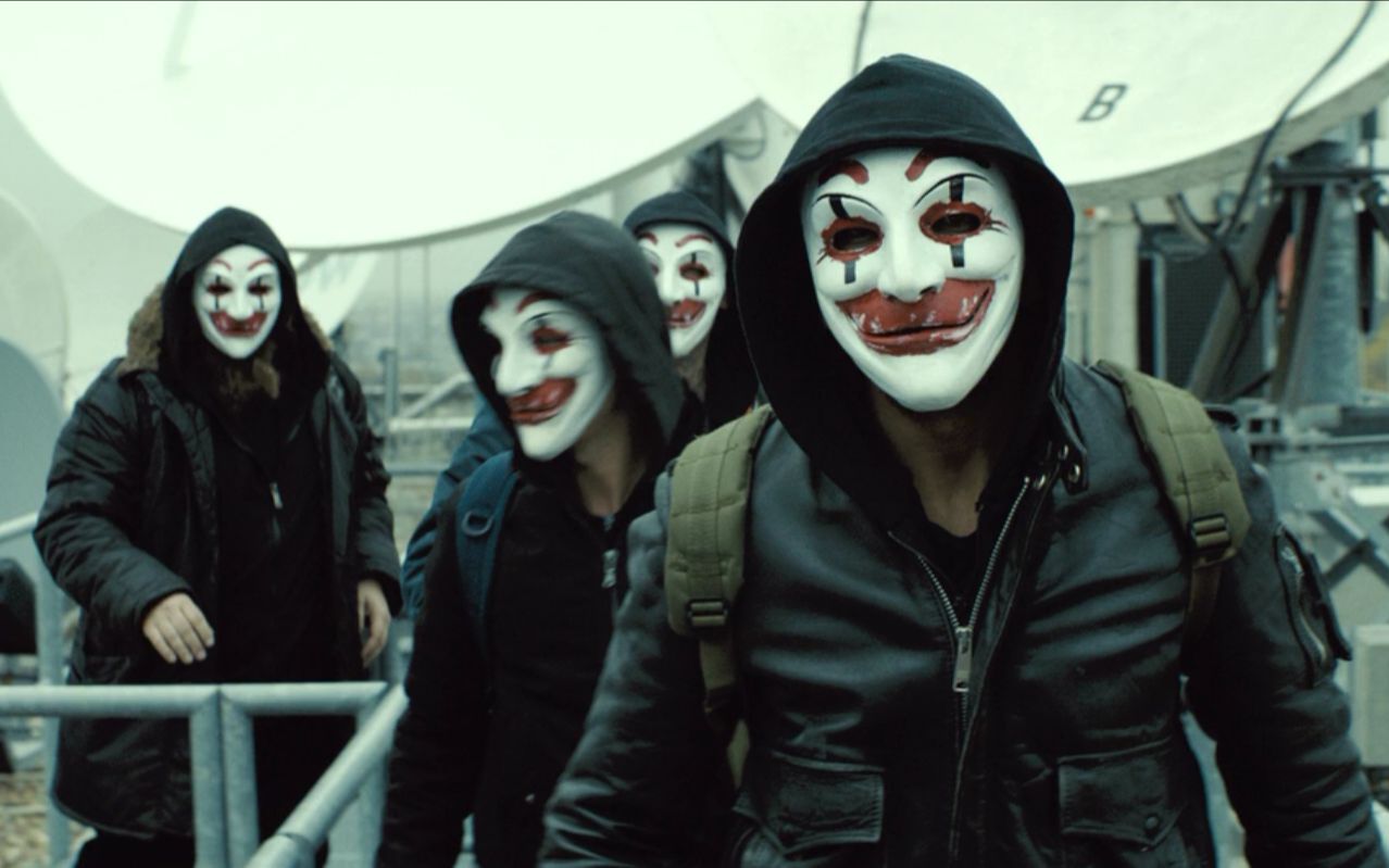 小伙组建一个黑客团队成员各个身怀绝技能黑掉任何系统