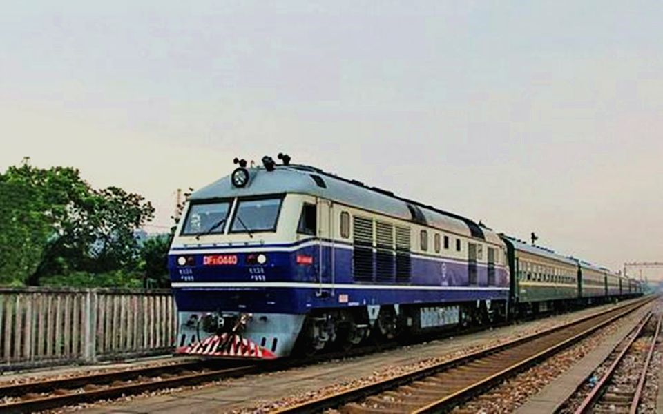 绿皮车70537054次慢火车辛泰线小火车庄户火车