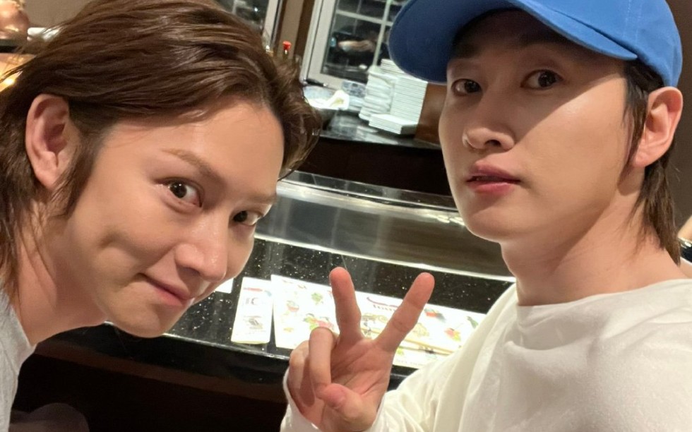 蝴蝶睡姿中字 和亲哥金希澈一起表演的歌手李赫宰一米哒(5)