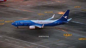 下载视频: 俯瞰厦航737大兴号滑入停机位。