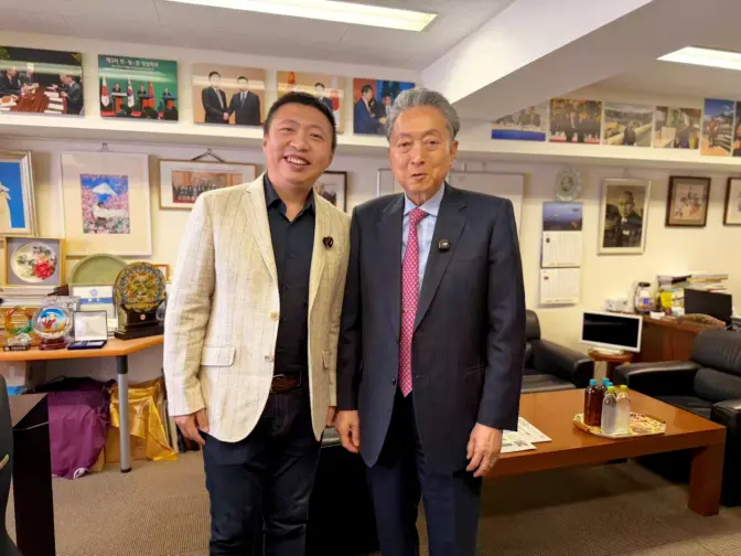 采访了日本前首相 鸠山由纪夫先生