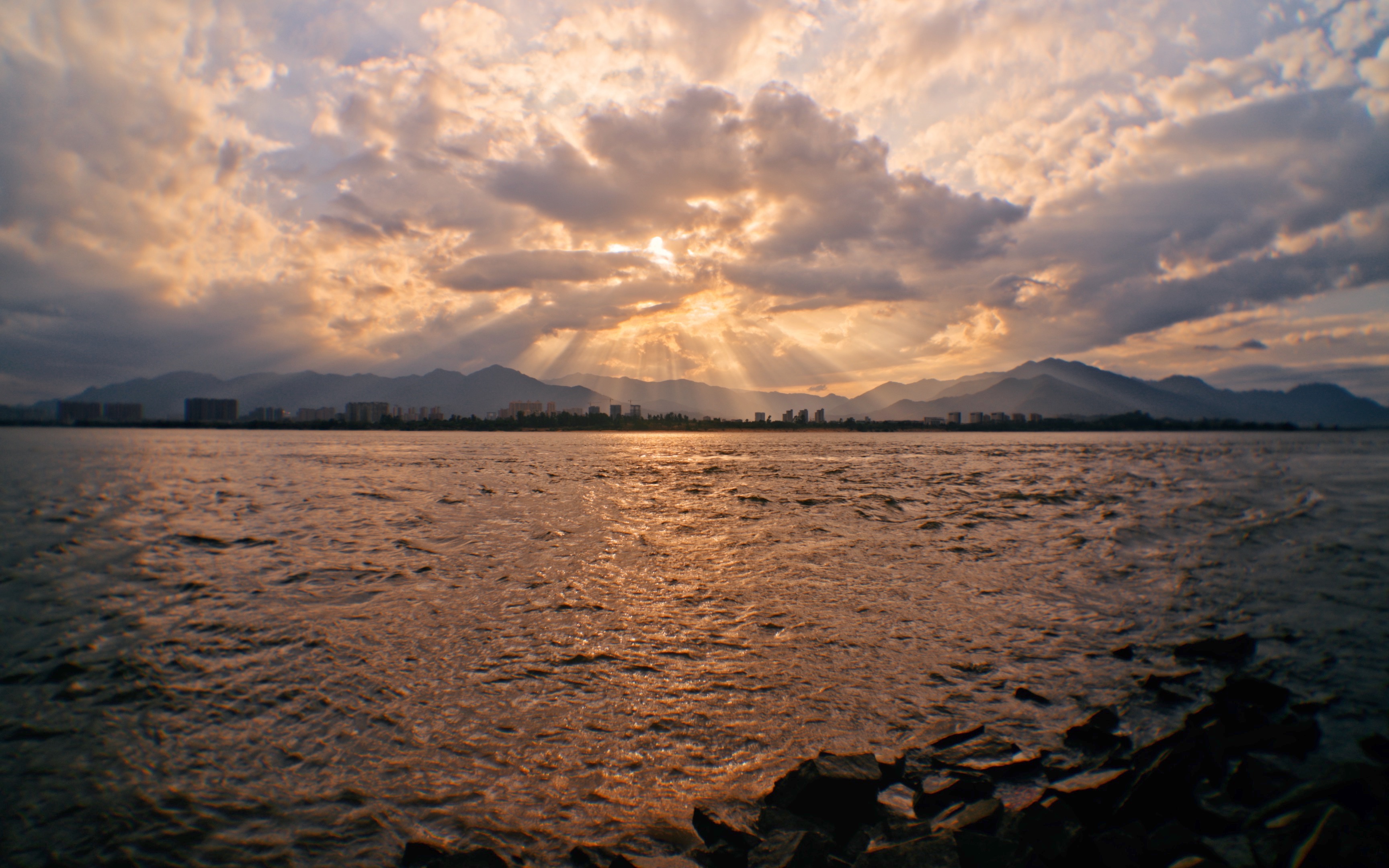 用120块钱的沧野10mm镜头拍摄日落延时