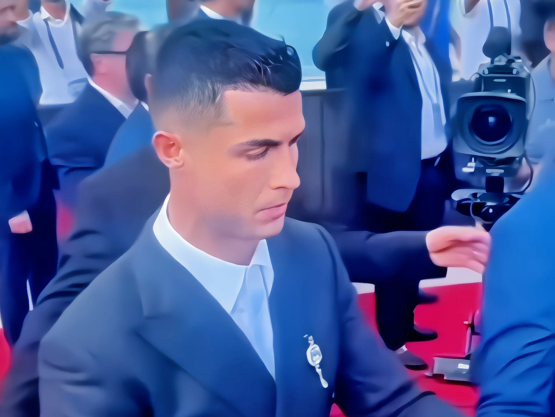 近距离欣赏下穿西装的c罗,建议去干个兼职模特