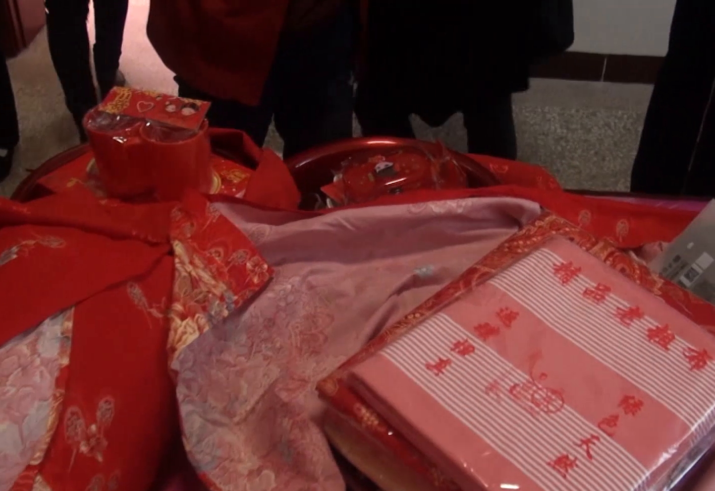 山西农村新娘嫁妆刚送到男方,就被邻居给翻开,里面到底藏了啥