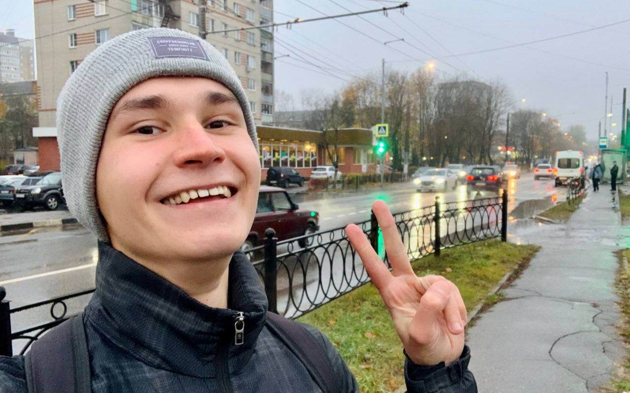 俄罗斯男子4分钟学会说中文 || 等车聊人工智能和马拉松跑步训练