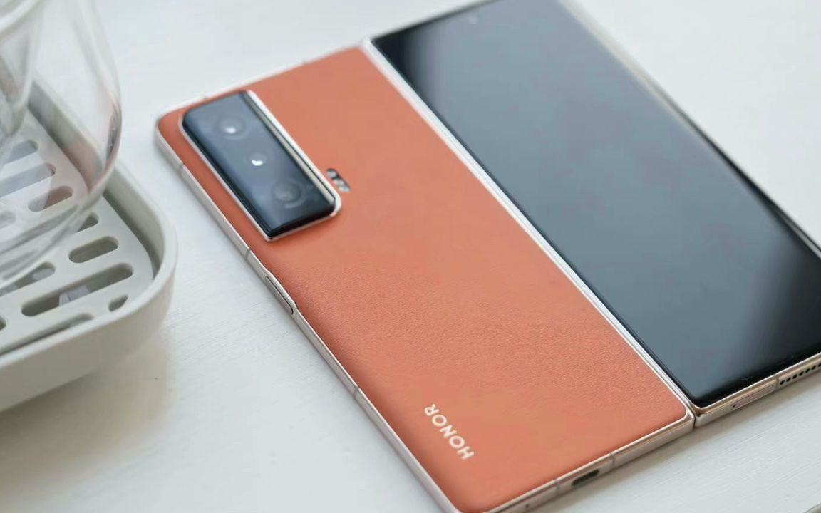 荣耀 magic v2 折叠屏通过 3c认证:支持66w快充,预计 7月发布!