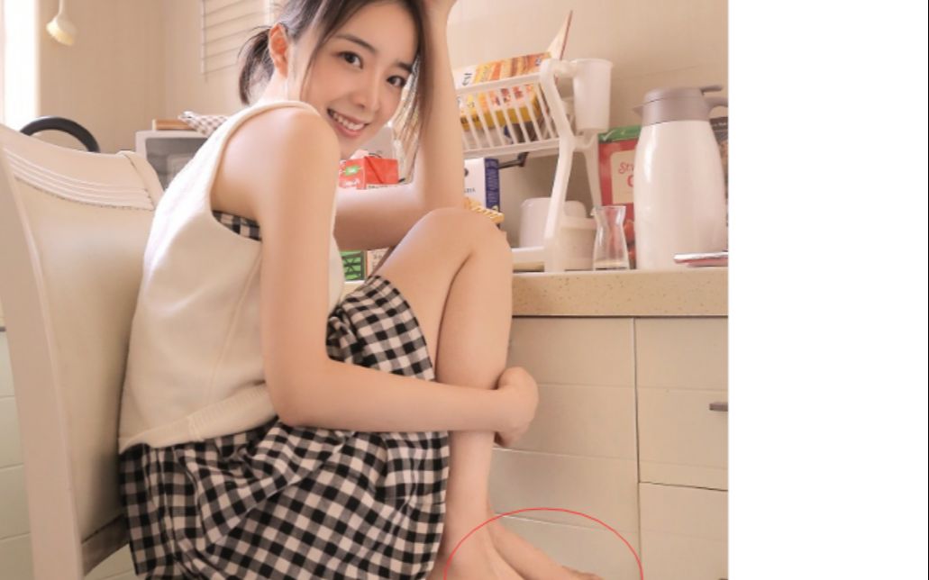 lol女主持余霜发私藏写真,这脚一秀出故事遭热议,pdd干的?