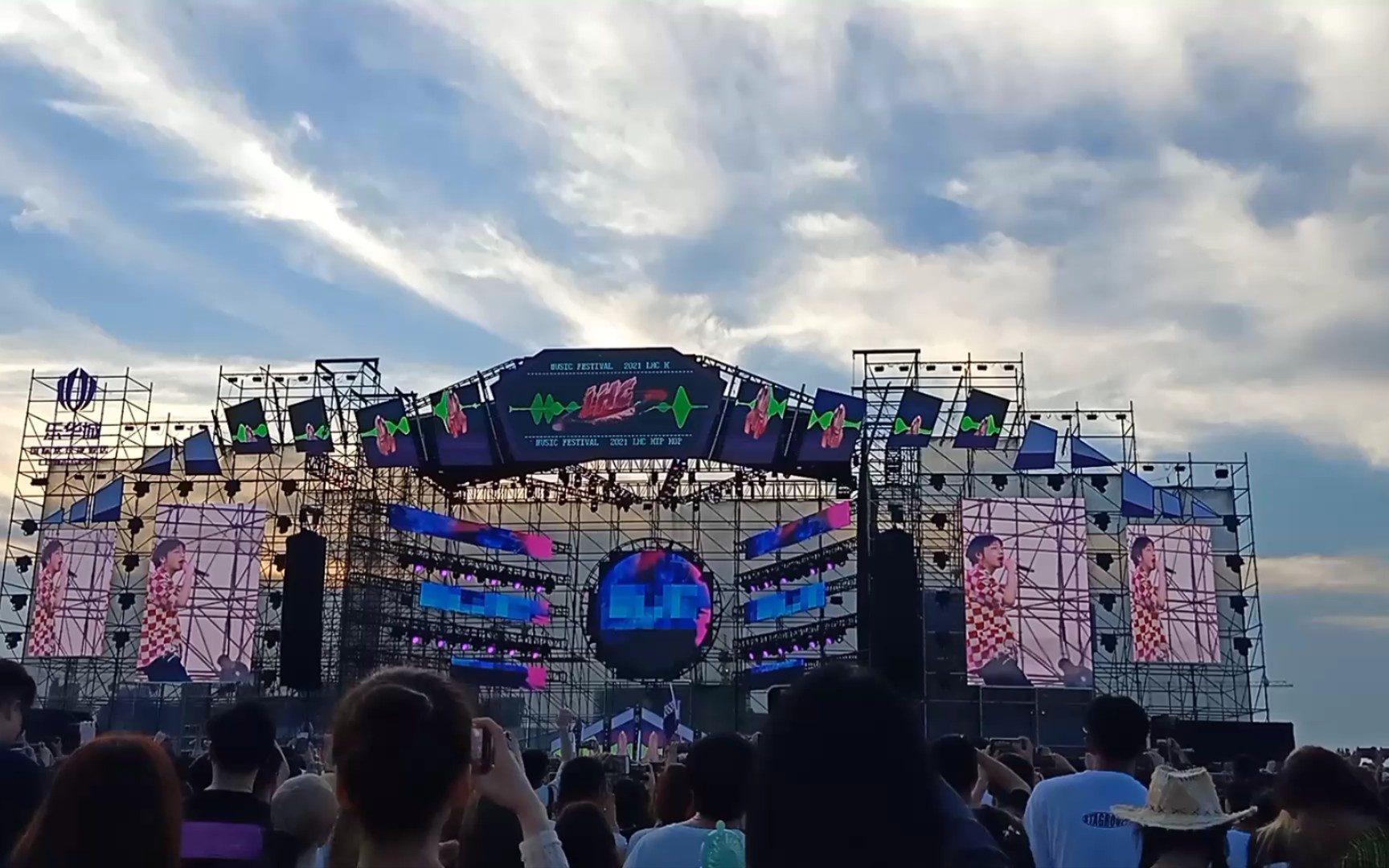 25lhc音乐节现场--《好久不见》_哔哩哔哩_bilibili