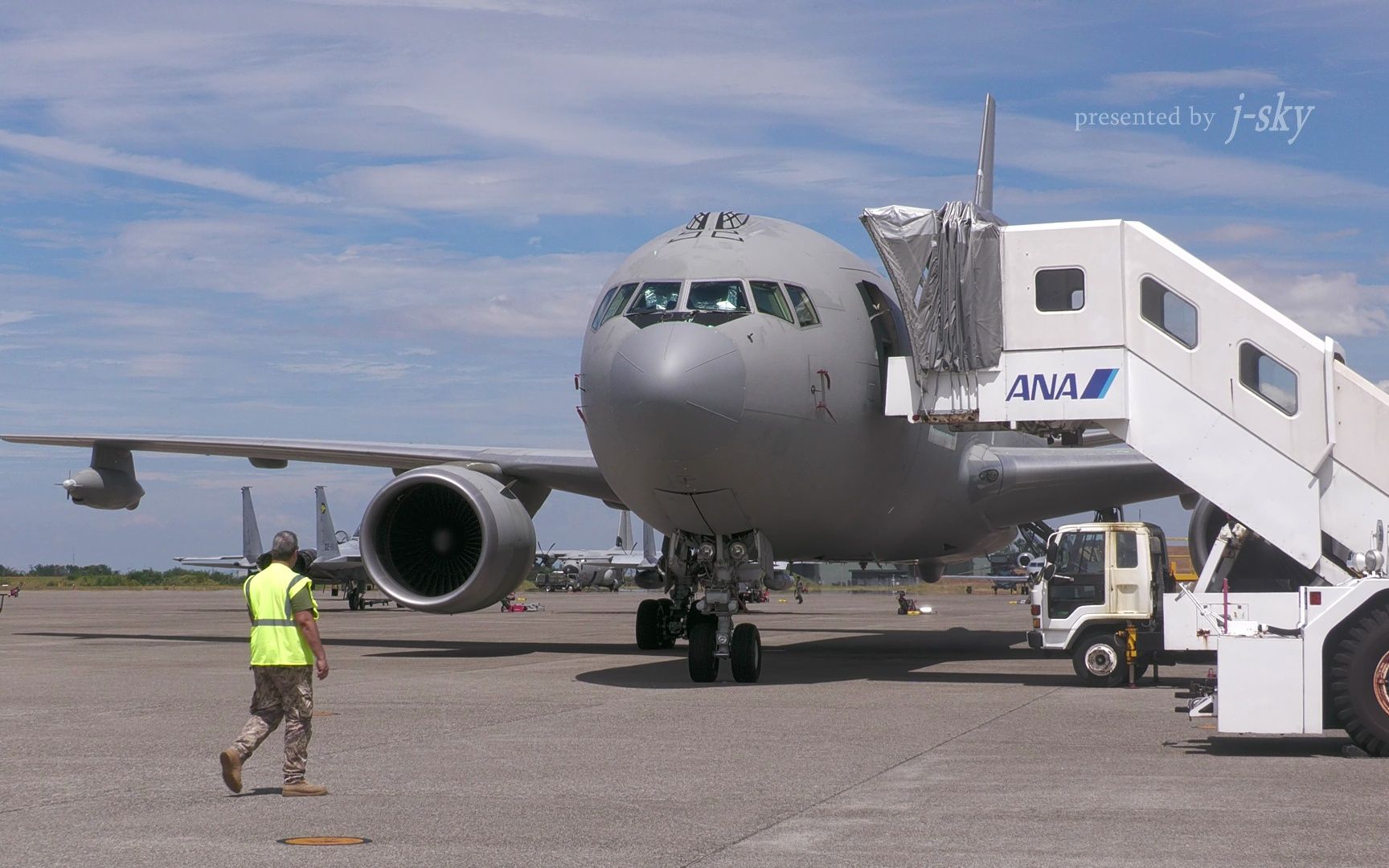 [4k] 全日空地勤车为意大利空军kc-767a空中加油机提供支持