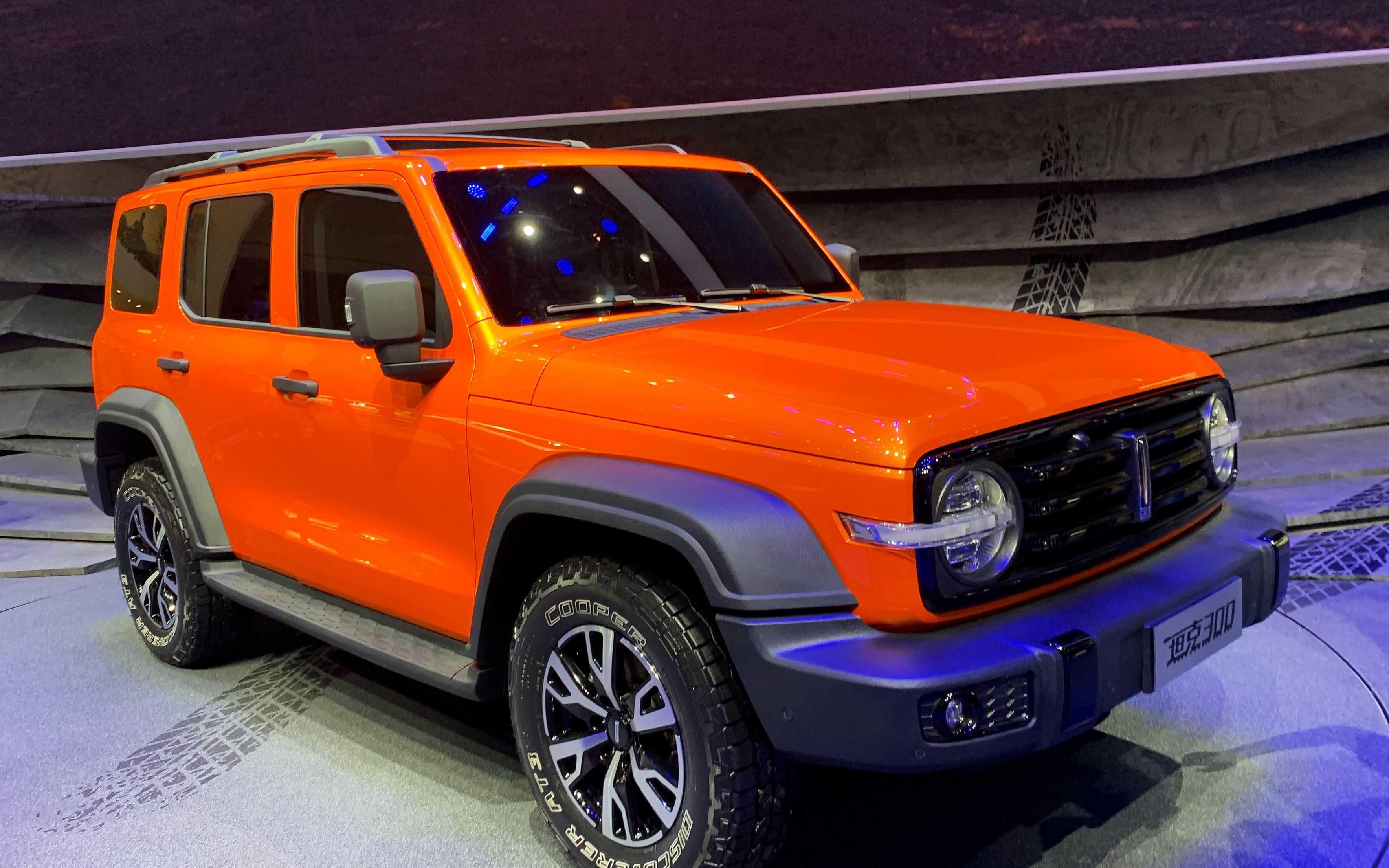 三把锁四驱九种驾驶模式wey坦克300能硬刚牧马人