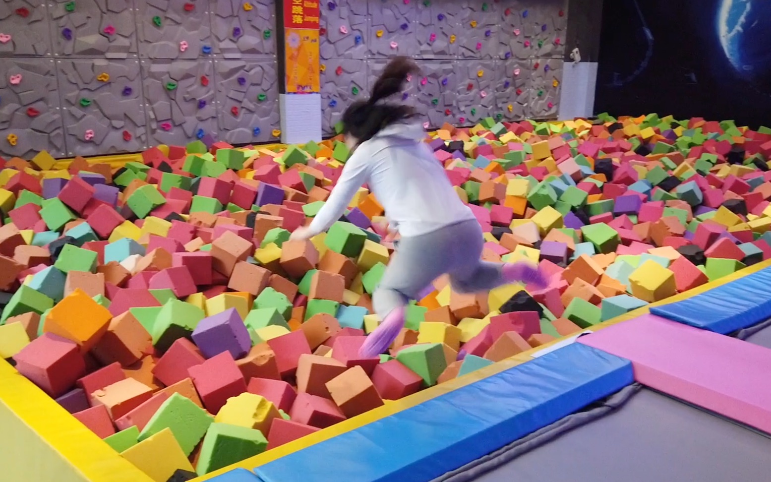 探店4000平超大蹦床游乐园项目多到玩不过来小姐姐都嗨疯了