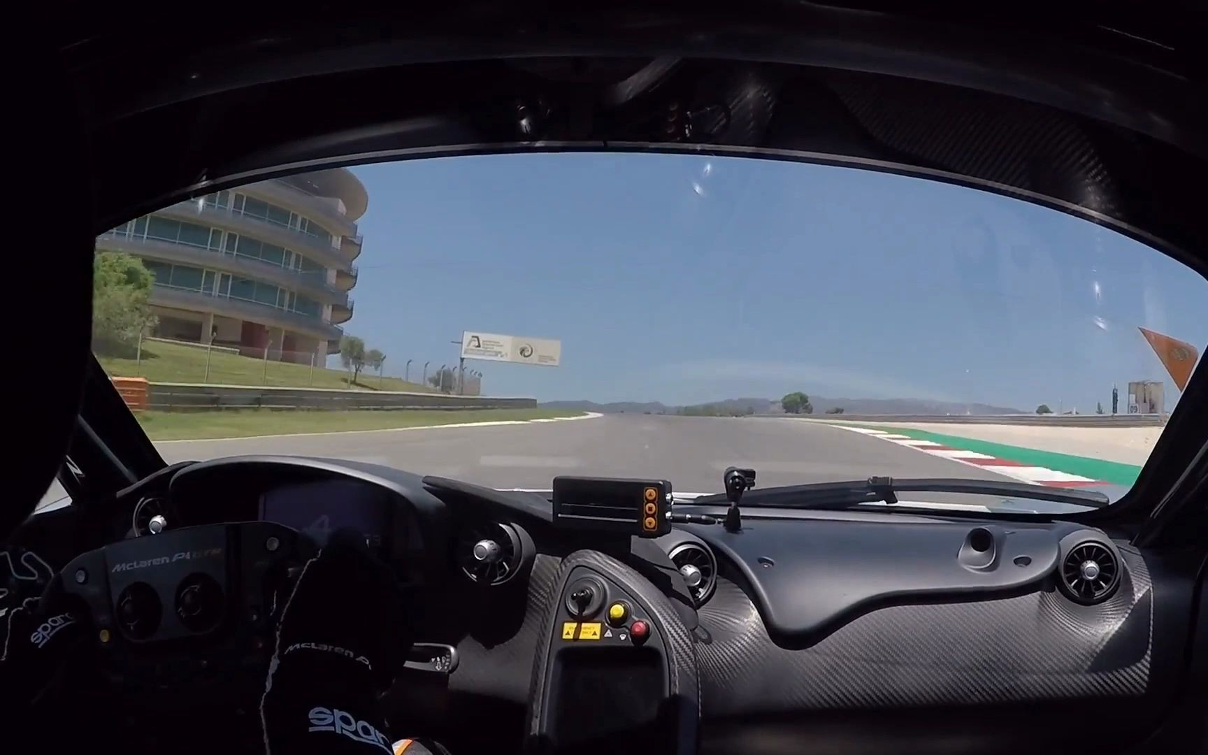 迈凯轮最强超跑p1gtr飞驰在波尔蒂芒赛道