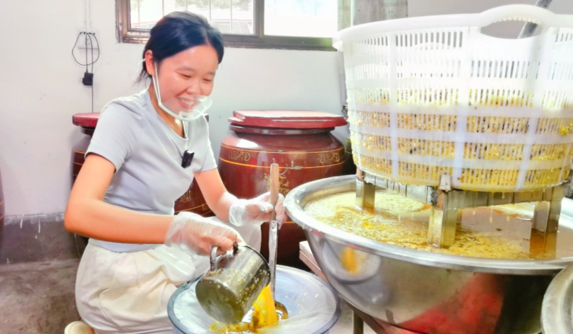 现榨的野生原蜜好诱人,闻着花香好想喝一口,辛苦一年收获不错哔哩哔哩bilibili