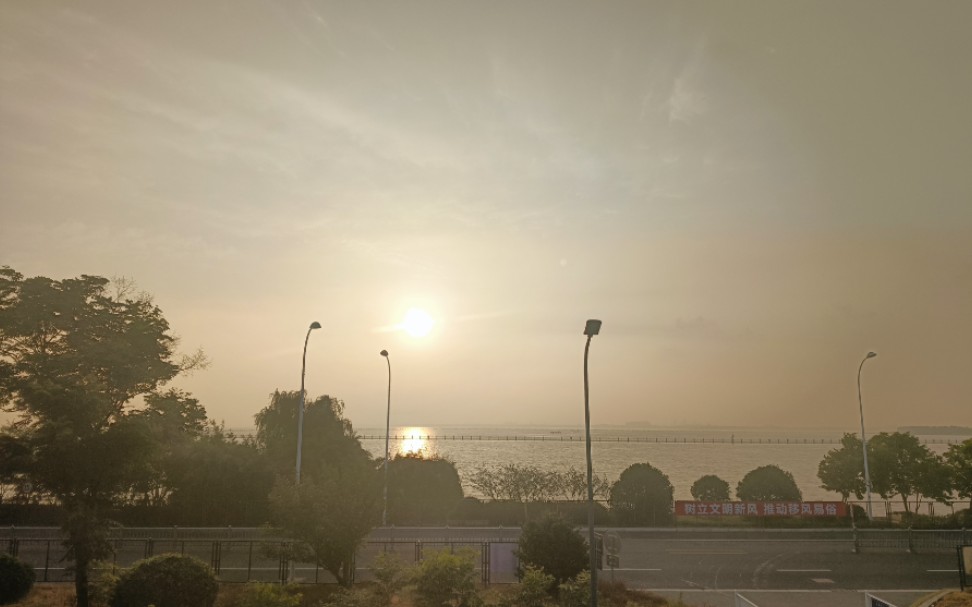 阳澄湖拍日出视线不好哎