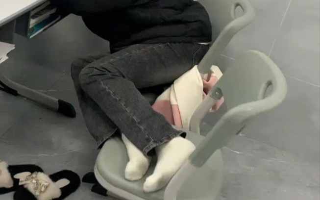 拿走同学的白袜