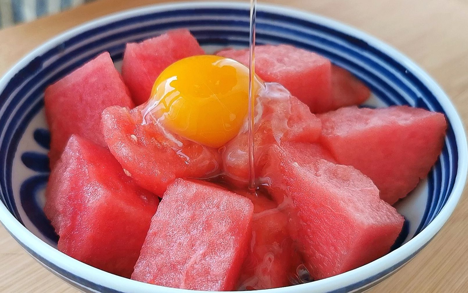 西瓜里加1个鸡蛋,原来这么好吃,蓬松暄软还拉丝,比吃肉还香!