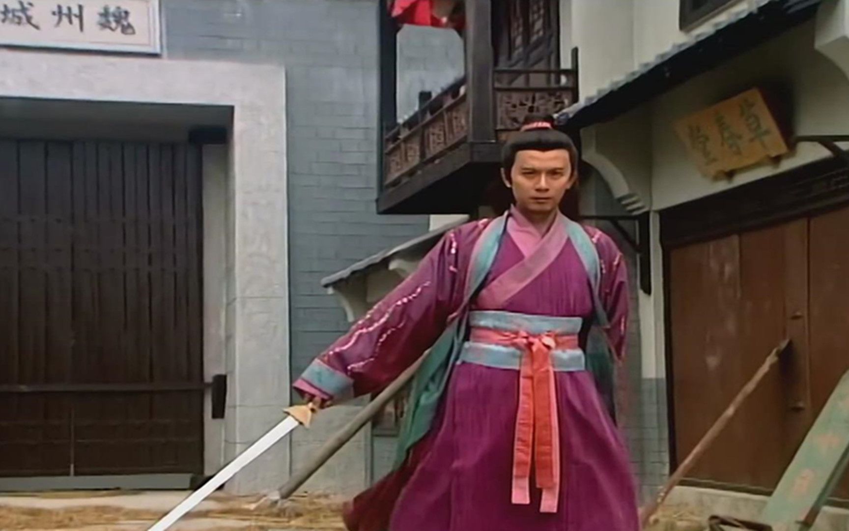 令狐冲多次帮助林平之为何林平之对他的怨恨甚至超过了岳不群