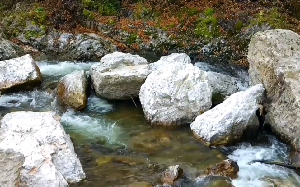 潺潺流水心旷神怡