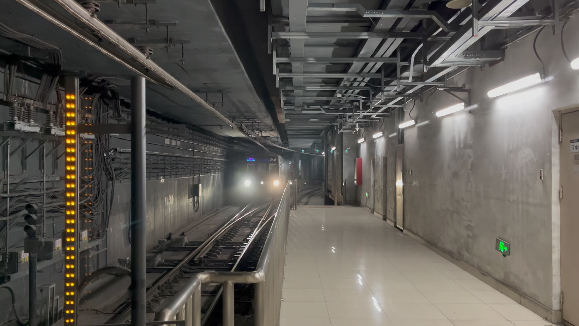 西局站列车从14号线剩余段进站