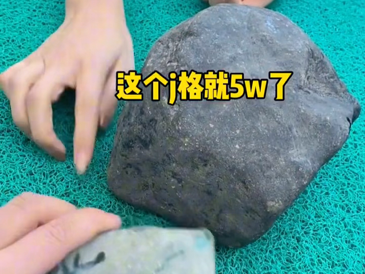 今天刘一飞和她哥,要约我去海边跳舞.