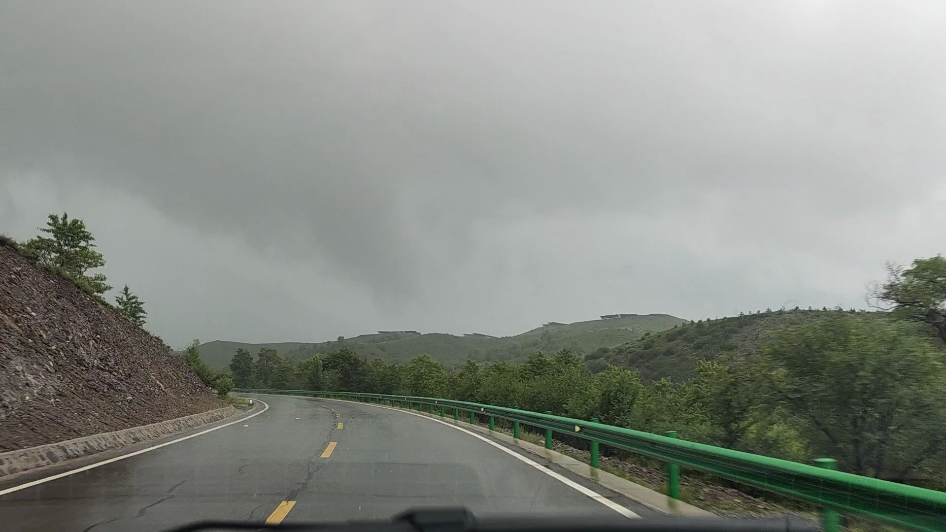 张北县城~g335国道~西赛村~草原天路西段~苏蒙烈士陵园~g207~张北县城