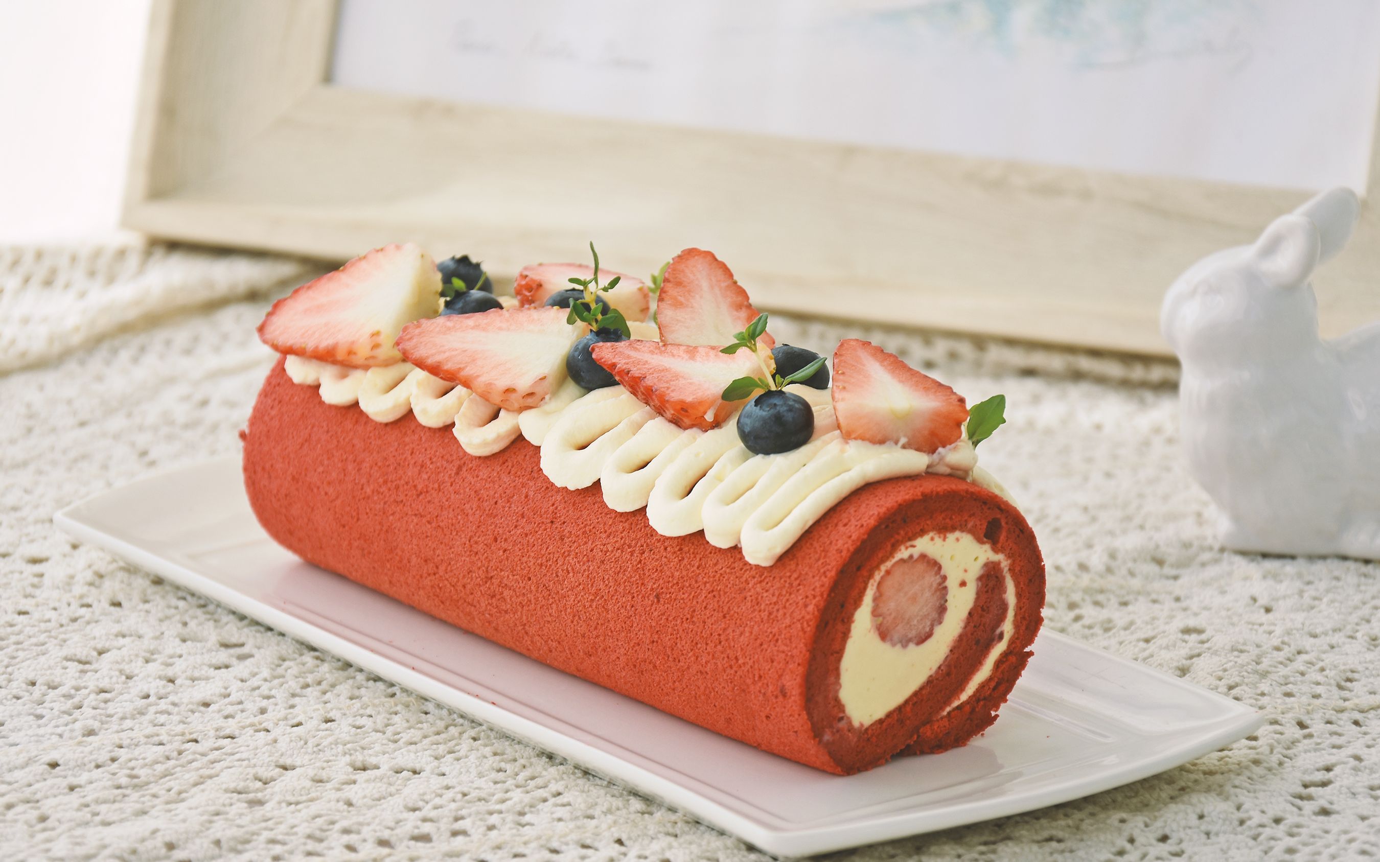 浪漫红丝绒草莓卷