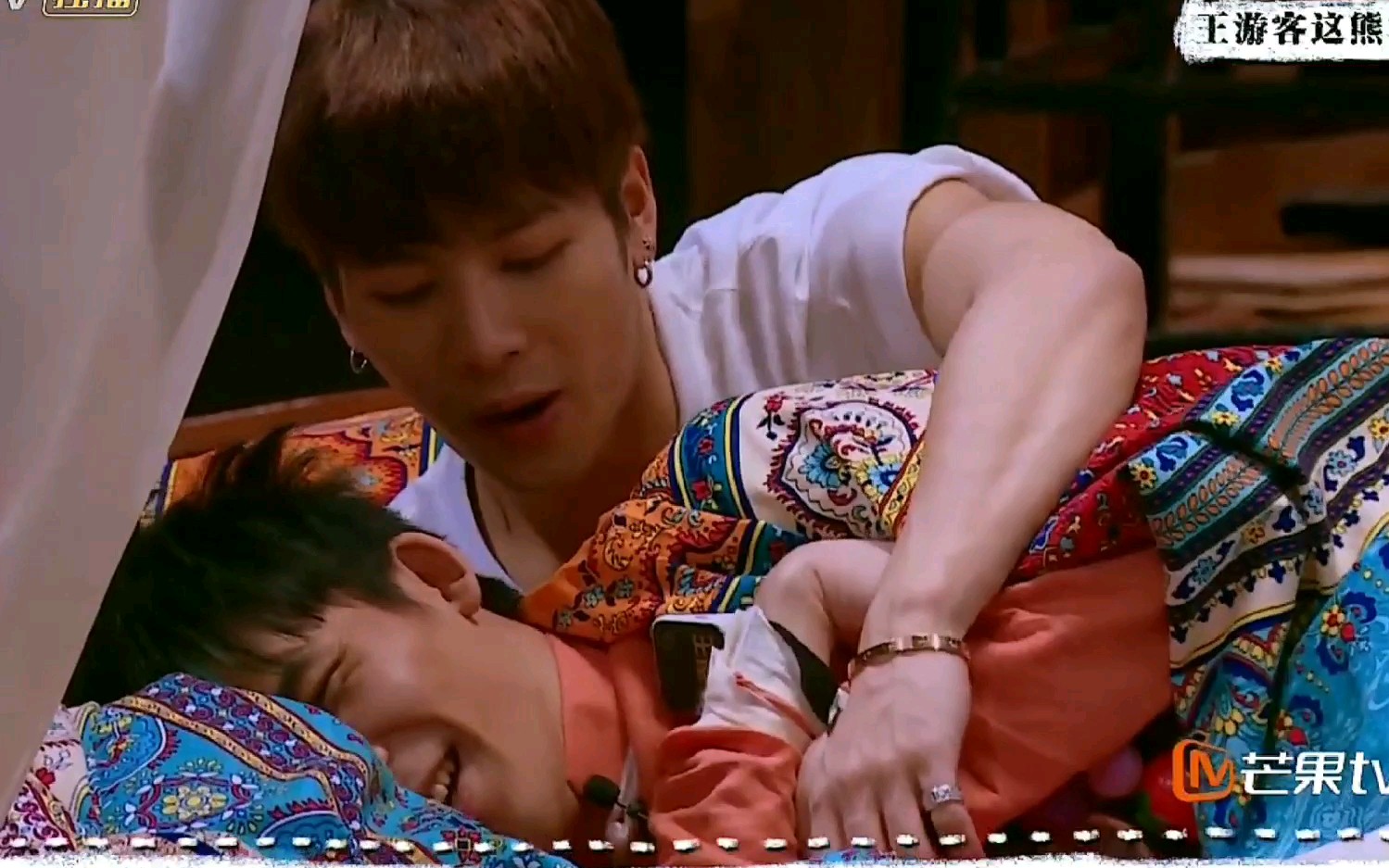 大张伟与王嘉尔间的超甜互动,这是真爱了,感觉王嘉尔除了何炅接下来