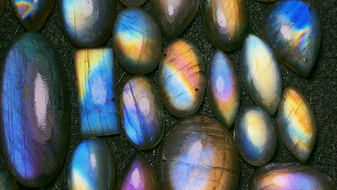 「拉长石」又称光谱石,因为它可以闪现出像太阳的七彩光芒而得名_哔哩